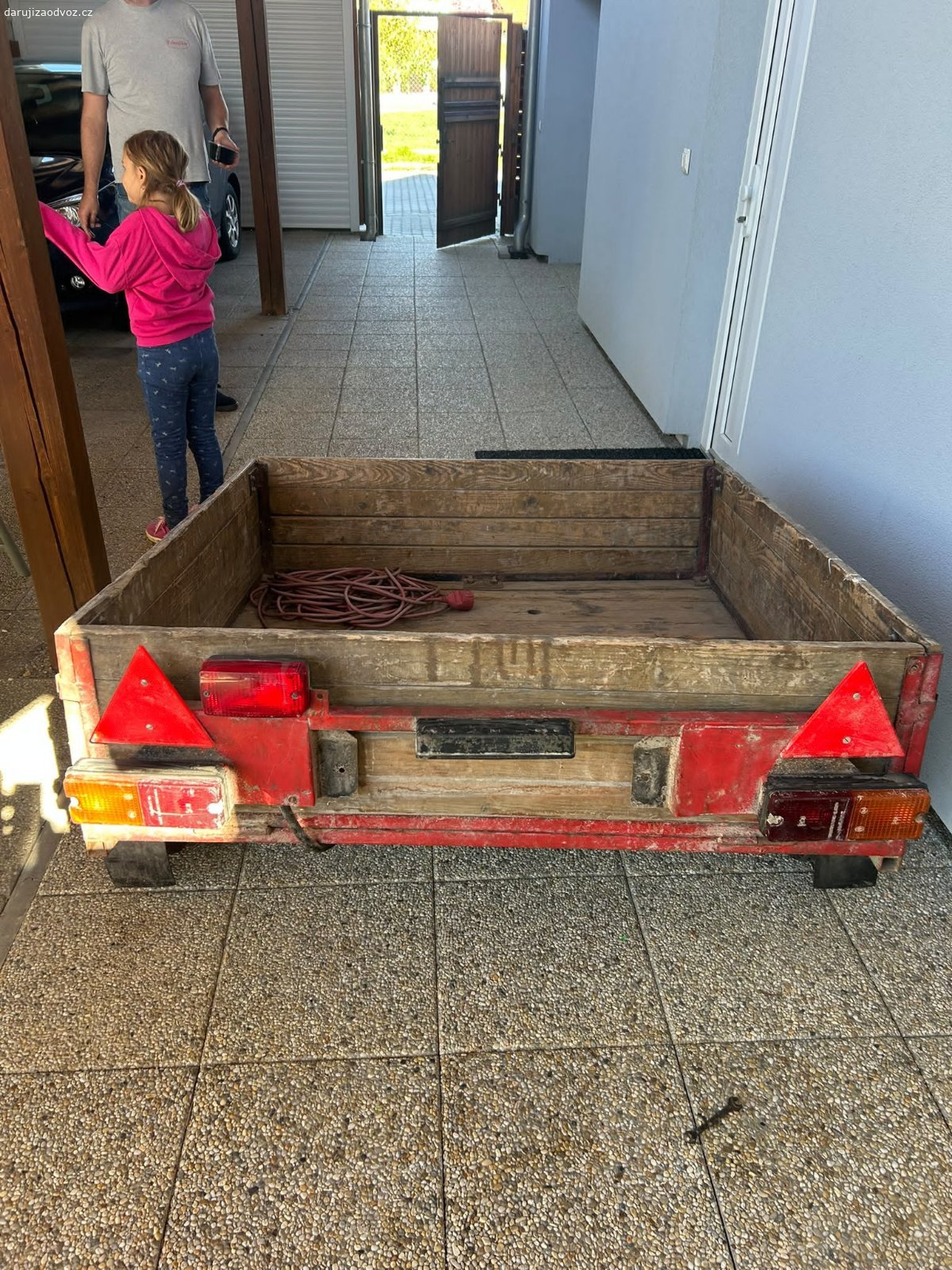 přívěsný vozík za auto. Daruji starý přívěsný vozík za auto. Plně funkční.