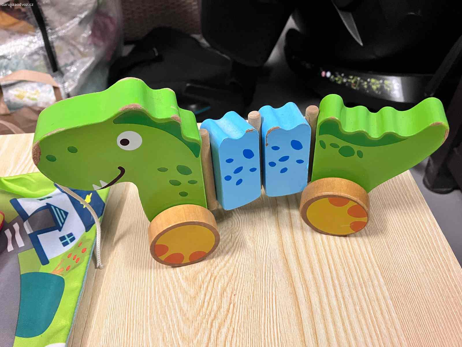 Pro nejmenší. Daruji hračky pro nejmenší děti, auta jsou měkká a šustí.