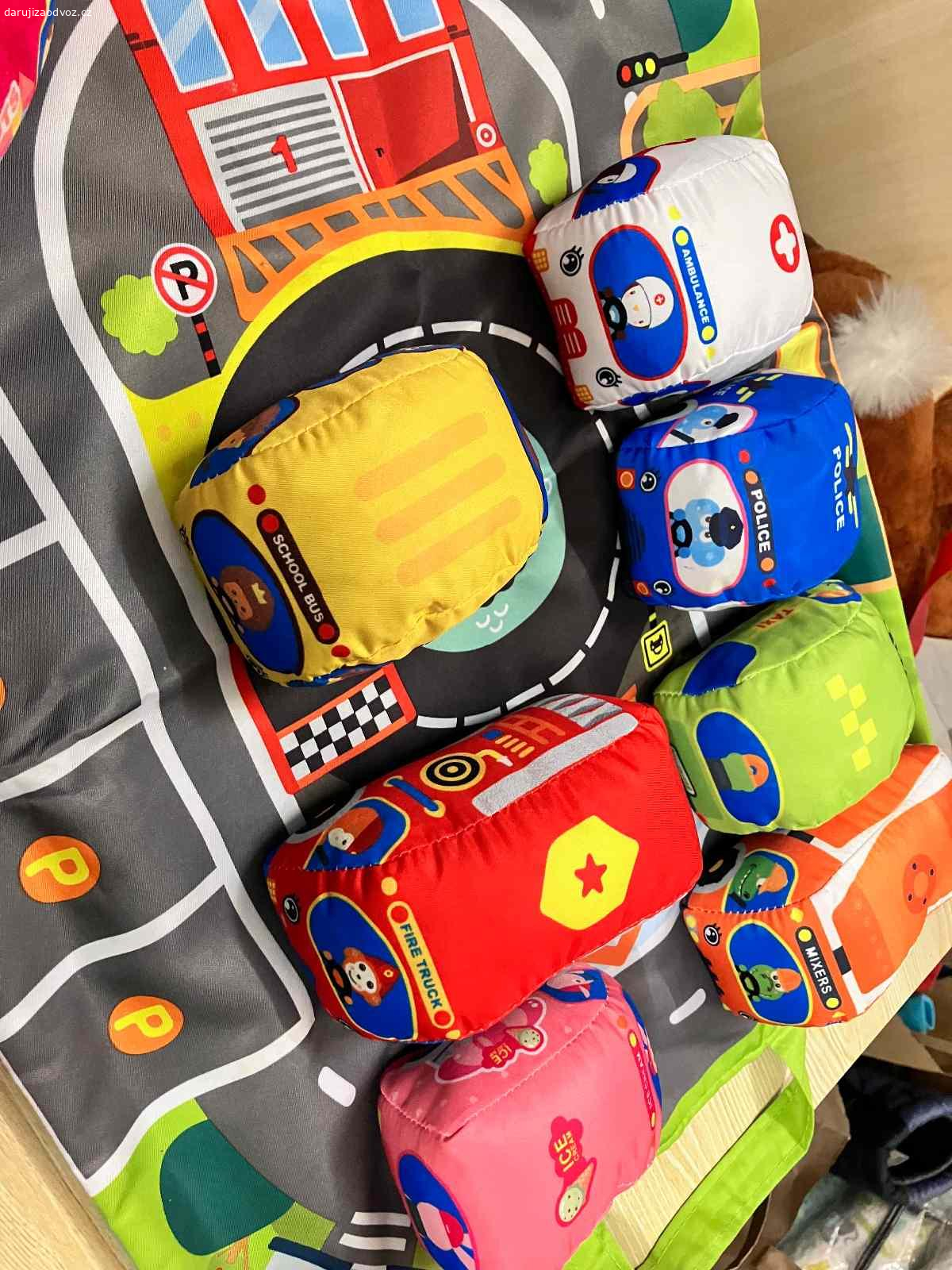 Pro nejmenší. Daruji hračky pro nejmenší děti, auta jsou měkká a šustí.