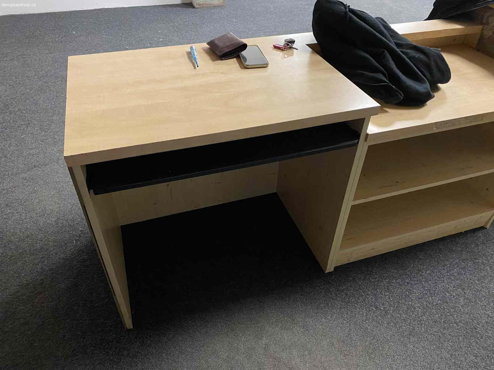 PRodejní pul s místem pro PC. PRodejní pul s místem pro PC a zasouvacím místem pro klávesnici.