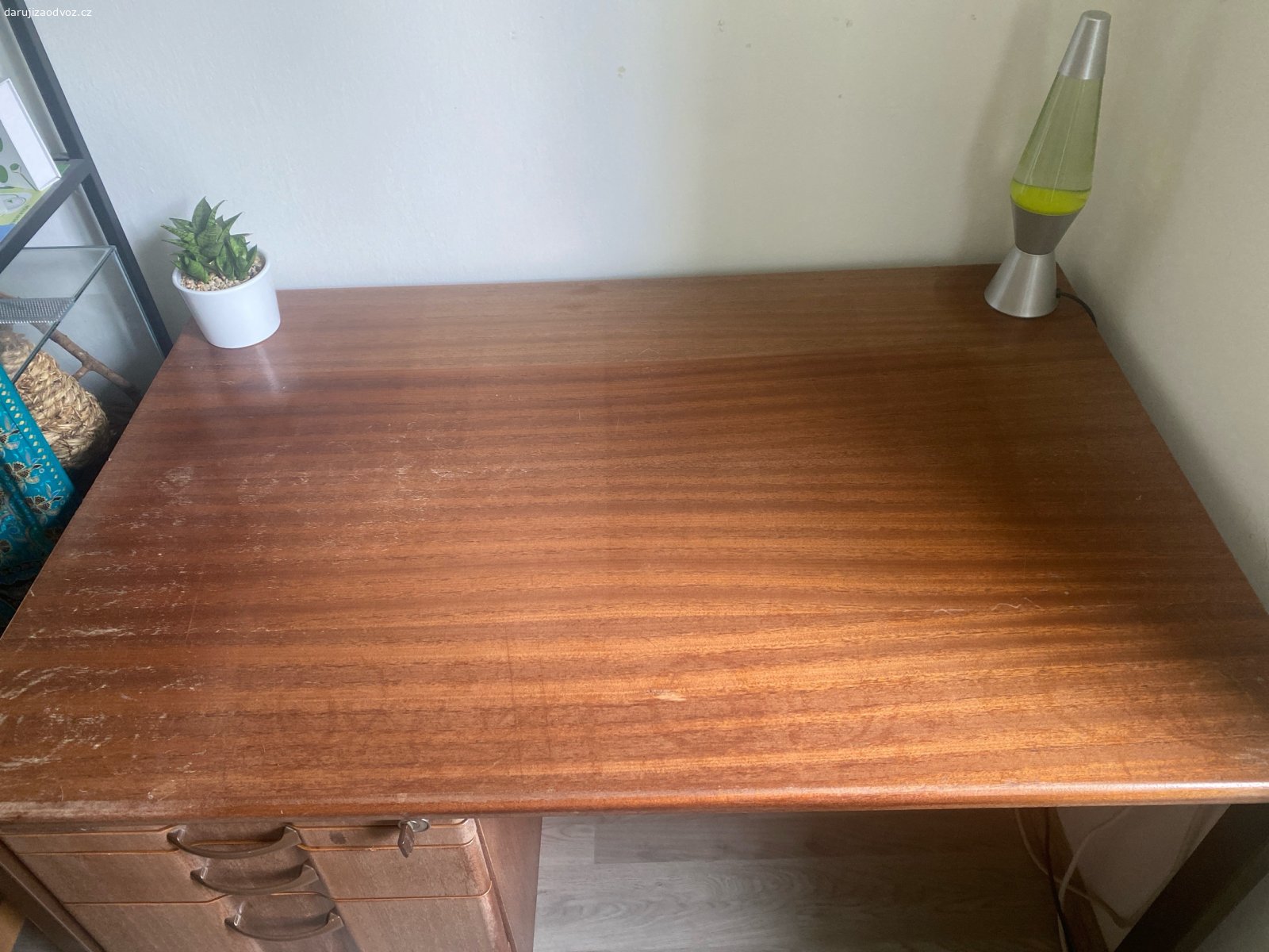Prostorný stůl s šuplíky. Stůl se čtyřmi šuplíky 
Rozměry - délka 120 x šířka 80 x výška  72cm