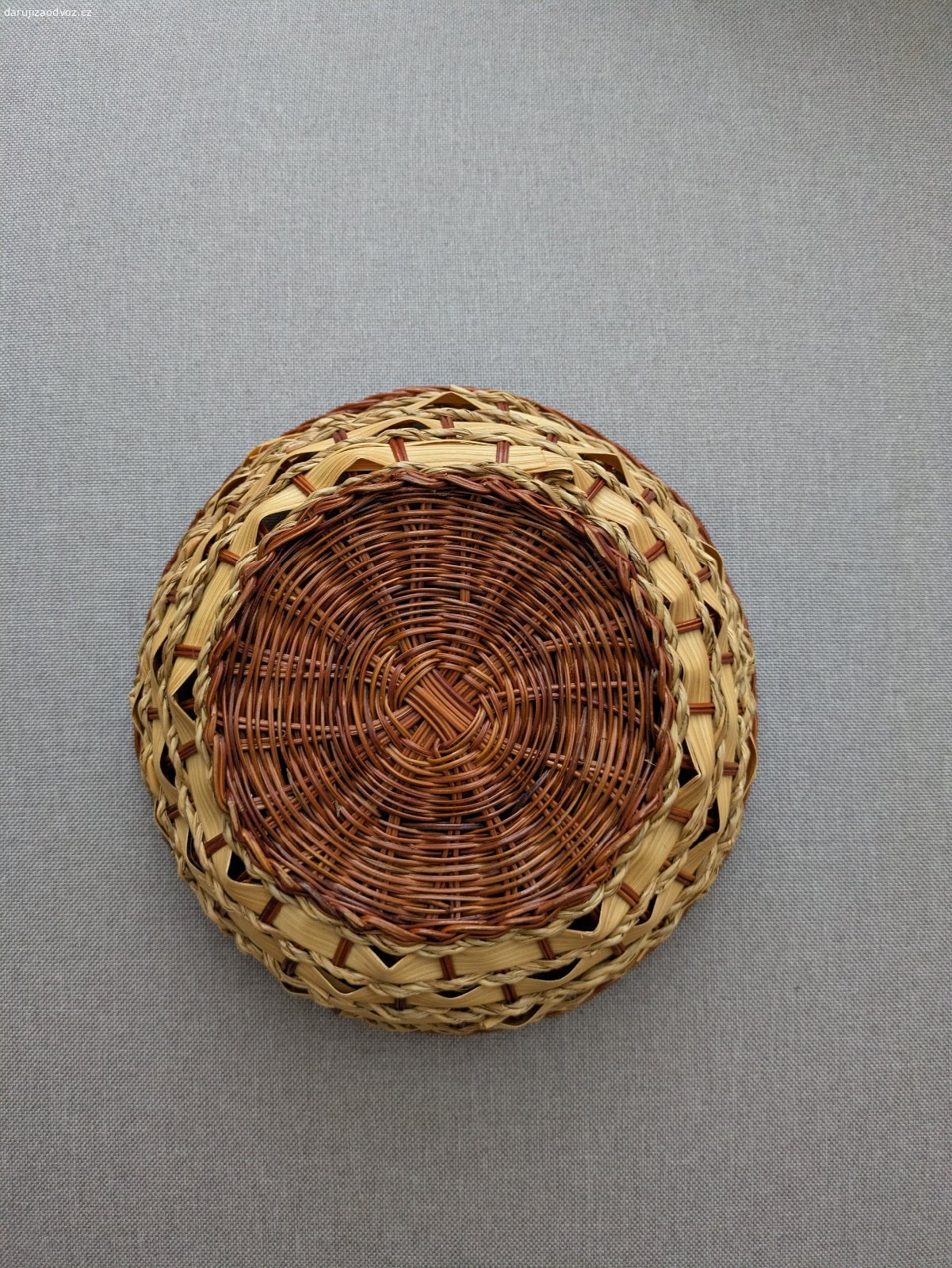 Proutěný košíček, průměr: 19 cm. Předání ideálně na metru B - Lužiny (po 17 hod.) nebo na metru B - Křižíkova (pouze pondělí nebo středa 9-16 hod.)

Pokud máte zájem, pište rovnou kdy můžete vyzvednout - bez tohoto údaje NEODPOVÍDÁM. Děkuji za pochopení.