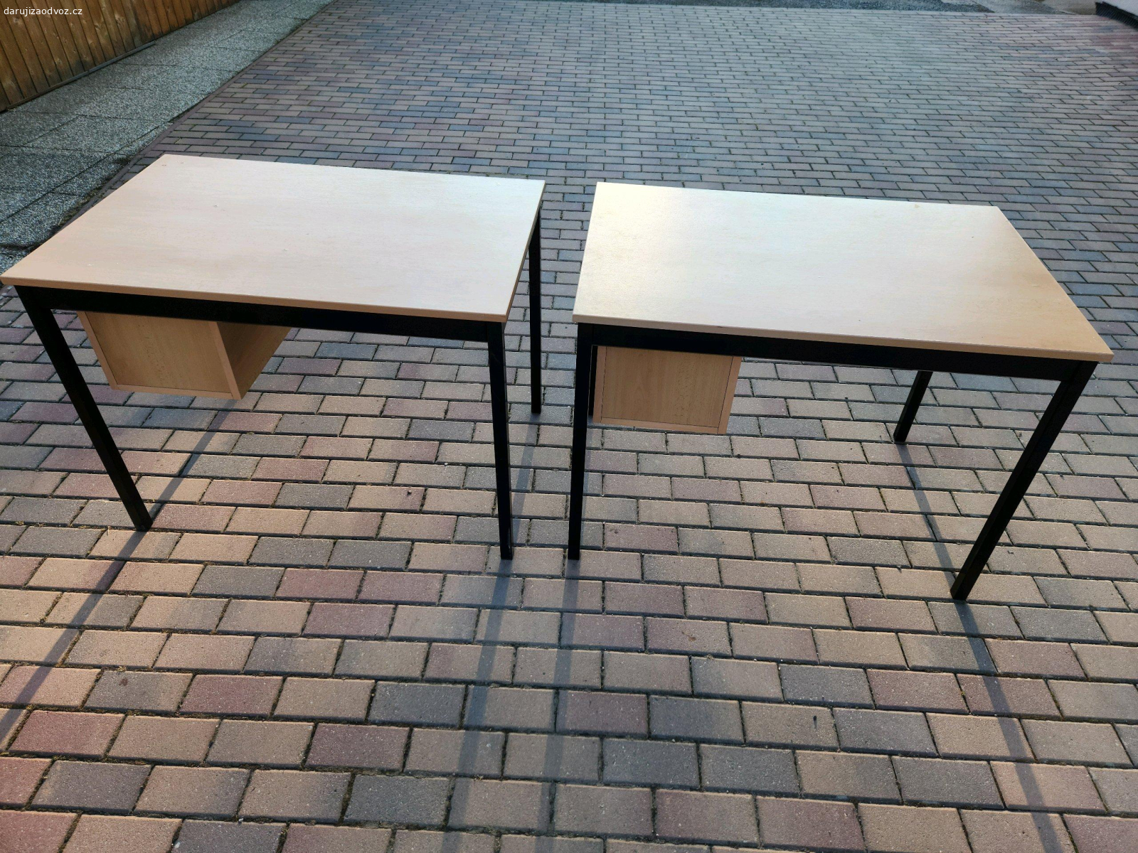Psací stoly. Daruji 2 stejné psací stoly. Rozměr 65x100 cm, výška 75 cm.
