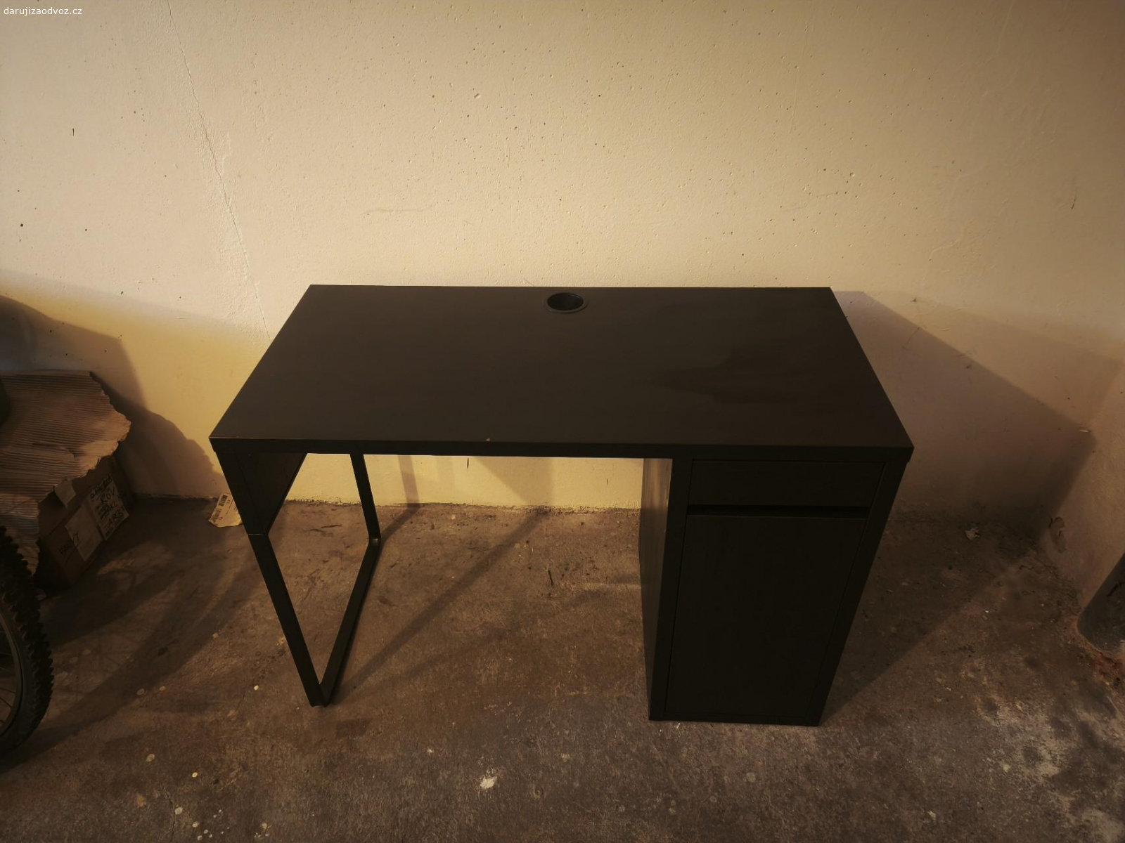 Psací stůl IKEA Micke. Zachovalý psací stůl pouze drobná vada viz foto malý odbarvený kousek. Trochu barvy to určitě spraví. Pouze osobní předání.