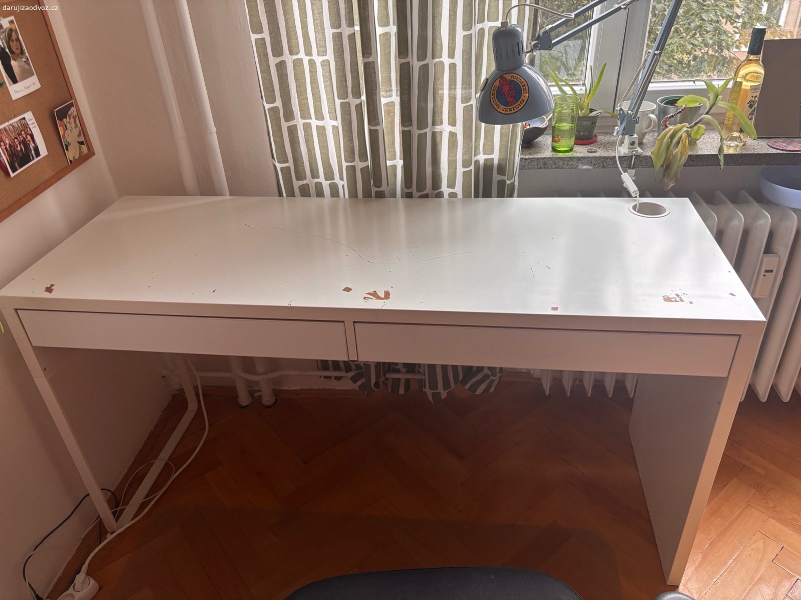 Psací stůl IKEA MICKE. Psací stůl IKEA MICKE

Daruji psací stůl IKEA MICKE. Stůl je funkční, vhodný do pracovny, studentského pokoje nebo dětského pokoje. Má praktické zásuvky a jednoduchý moderní design.

Stav: používaný, na horní desce jsou viditelné škrábance/opotřebení (viz popis), jinak plně funkční.

Rozměry: viz foto 
Pouze osobní odběr.