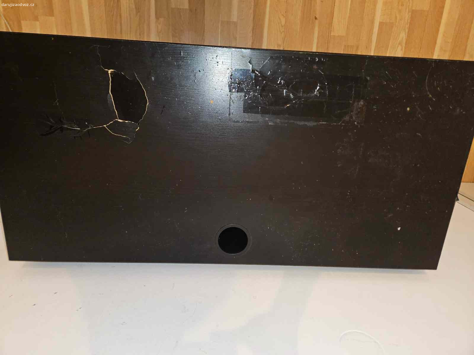 Psaci stůl za odvoz. Daruji stůl, za odvoz. Rozměry 105 × 50 cm. Výška 75 cm. Na povrchu jsou promáčkliny, škrábance a odlepená hrana. Jinak je plně funkční. Raději zavolejte na číslo tel.