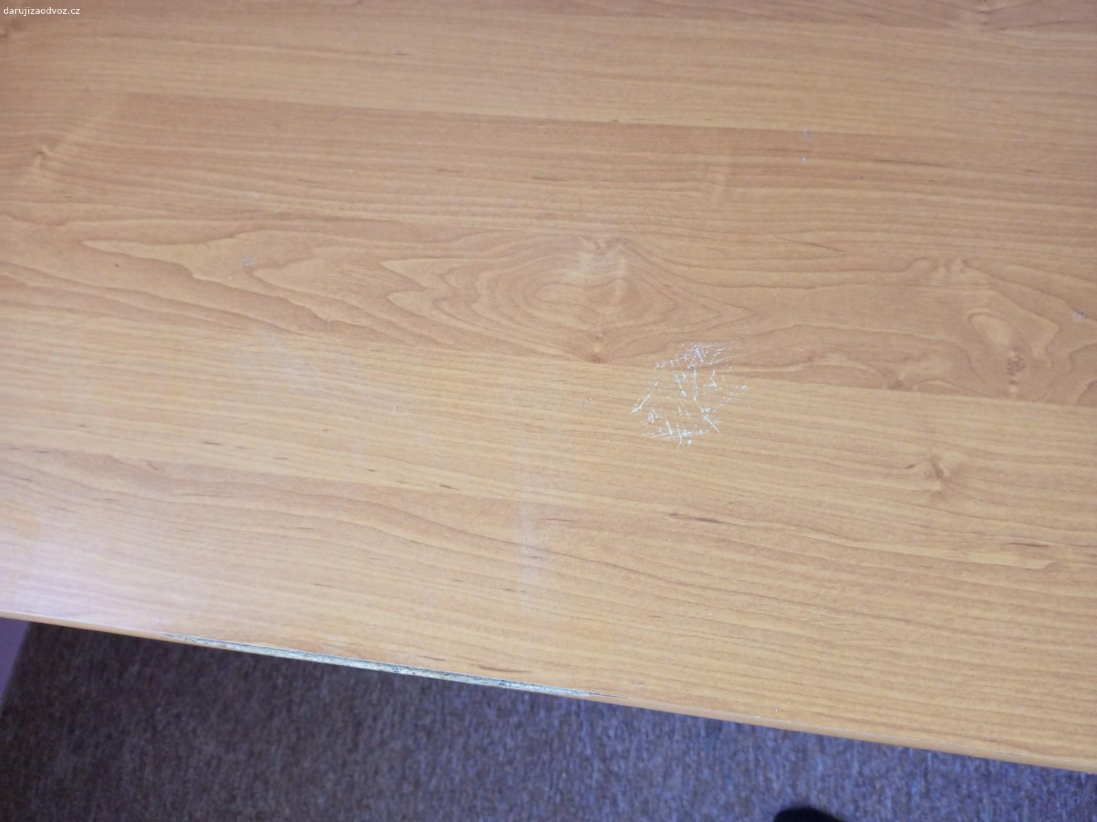 Psací stůl. Dám za odvoz psací stůl 125 x 73 cm.
Poškození na hraně stolu, viz. foto.
Stůl může být i otočený.
Trochu poškrábaná deska, viz.foto.