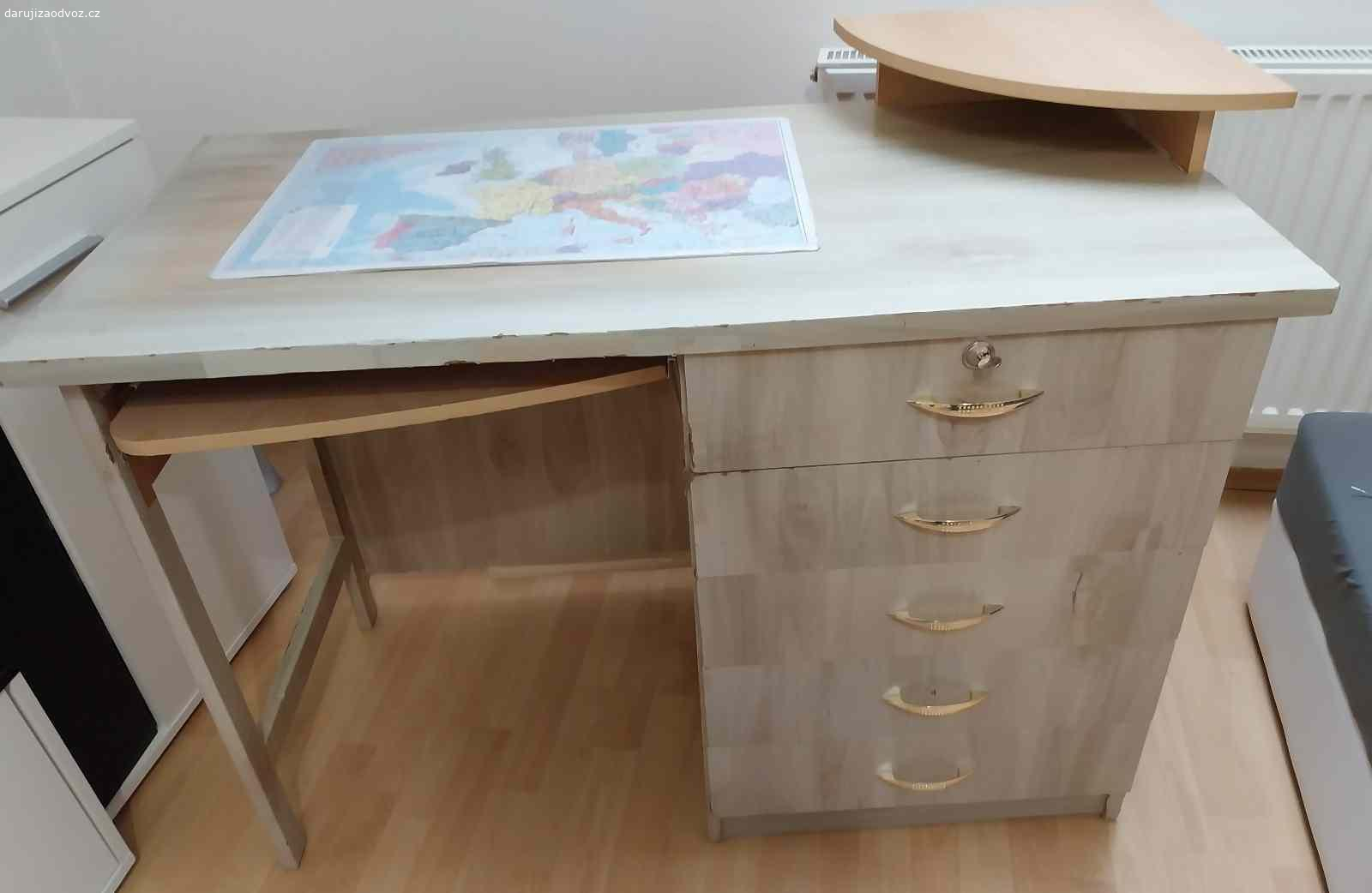 Psací stůl. Nabízím za odvoz psací stůl oblepeny tapetou která jde sundat určitě ještě poslouží  míry šířka 60 délka 120 výška 80