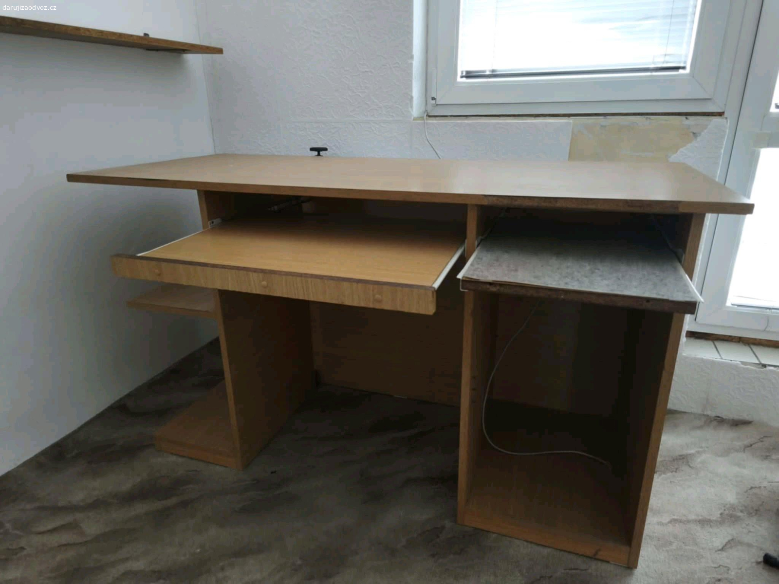 psací stůl. darují stůl na PC
