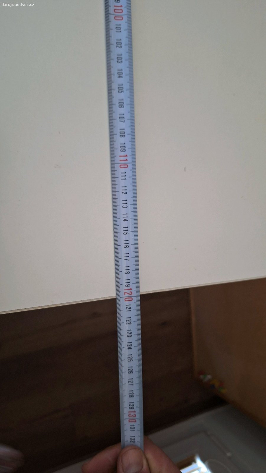 psací stůl. daruji stůl za odvoz,  rozměry viz foto, drobná poškození vyzvednutí ideálně zítra tj. sobota 17.10. dopoledne.