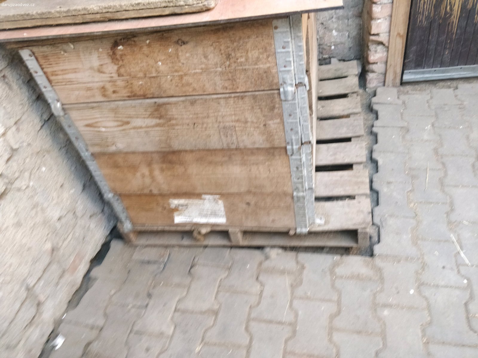 Psí bouda. Daruji velkou psí boudu, rozměry odhadem cca 100x60 cm. Připevněná k paletě. Vyzvednutí možné pouze v ve středu odpoledne.