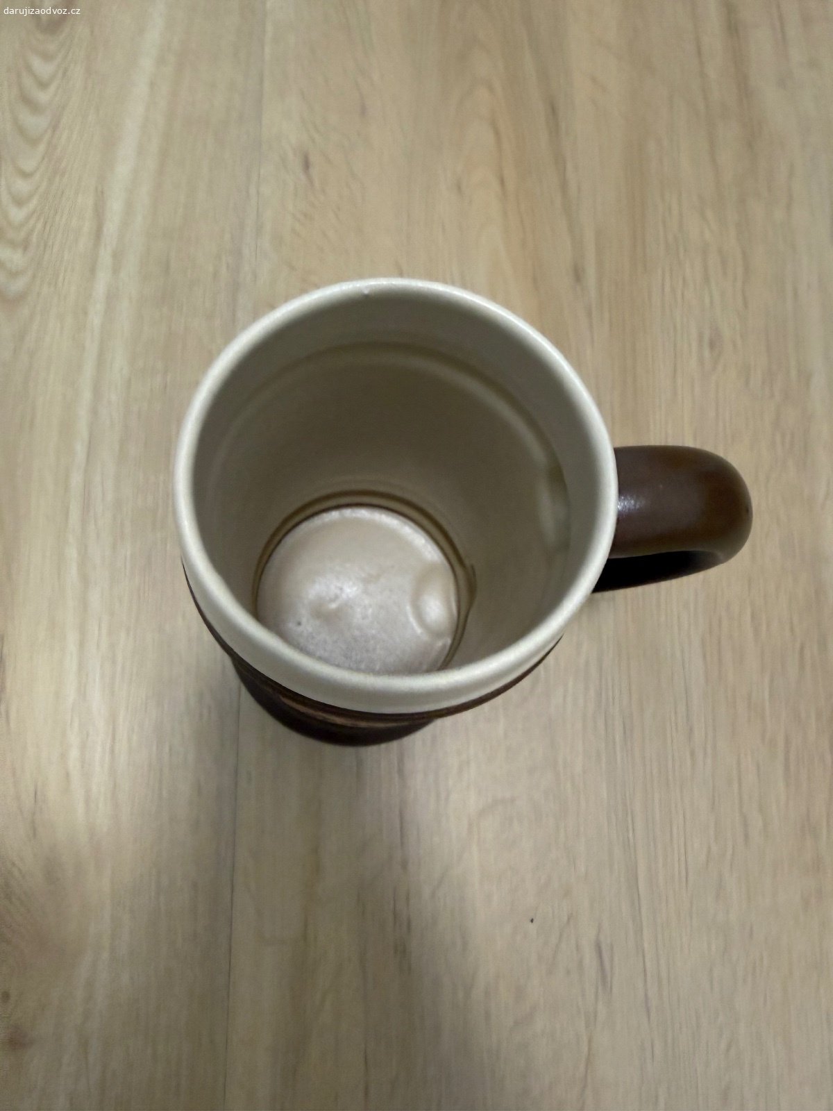 Půllitr. Keramický půllitr s nápisem 60 let