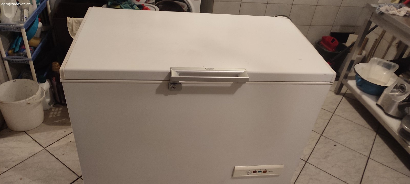 Pultový mrazák Ariston 240 litrů. Plně funkční mrazák Ariston. o rozměrech 110x75x85(výška) cm. Stáří 15 let. Velmi zachovalý. Daruji za odvoz.