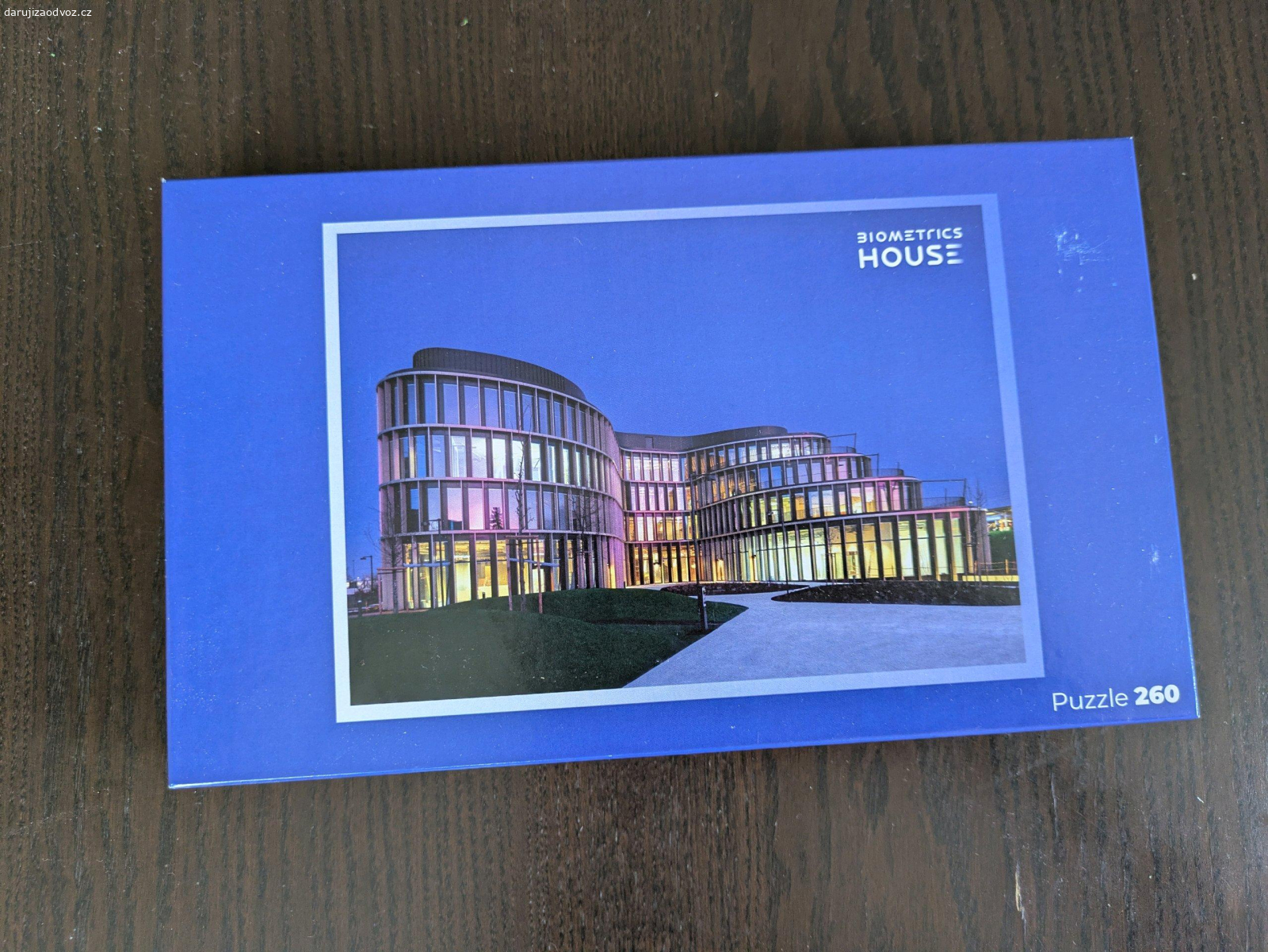 Puzzle 260 dilku. Nekvalitné reklamné puzzle. Raz poskladané ale už majú niektoré dieliky ohnuté nožičky, viz foto. Osobný odber Tomkovo námestí.
