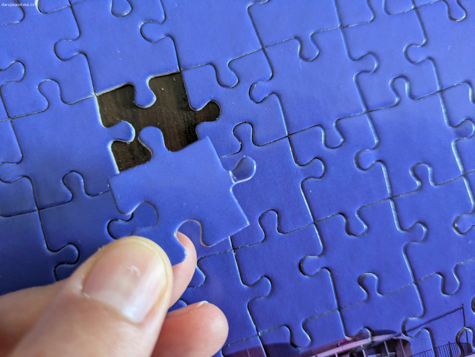 Puzzle 260 dilku. Nekvalitné reklamné puzzle. Raz poskladané ale už majú niektoré dieliky ohnuté nožičky, viz foto. Osobný odber Tomkovo námestí.