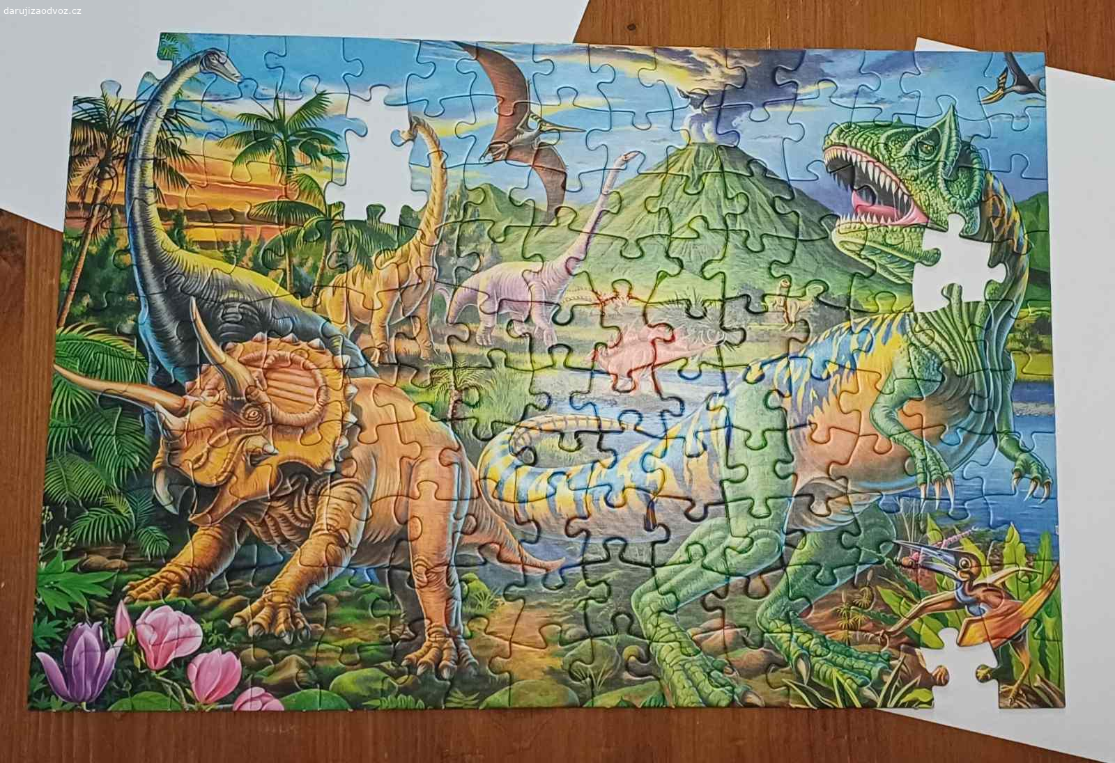 Puzzle - Dinosauri. Daruji puzzle dinosauri, bohuzel chybi 5 ks. Osobni vyzvednuti v obci Cekov.