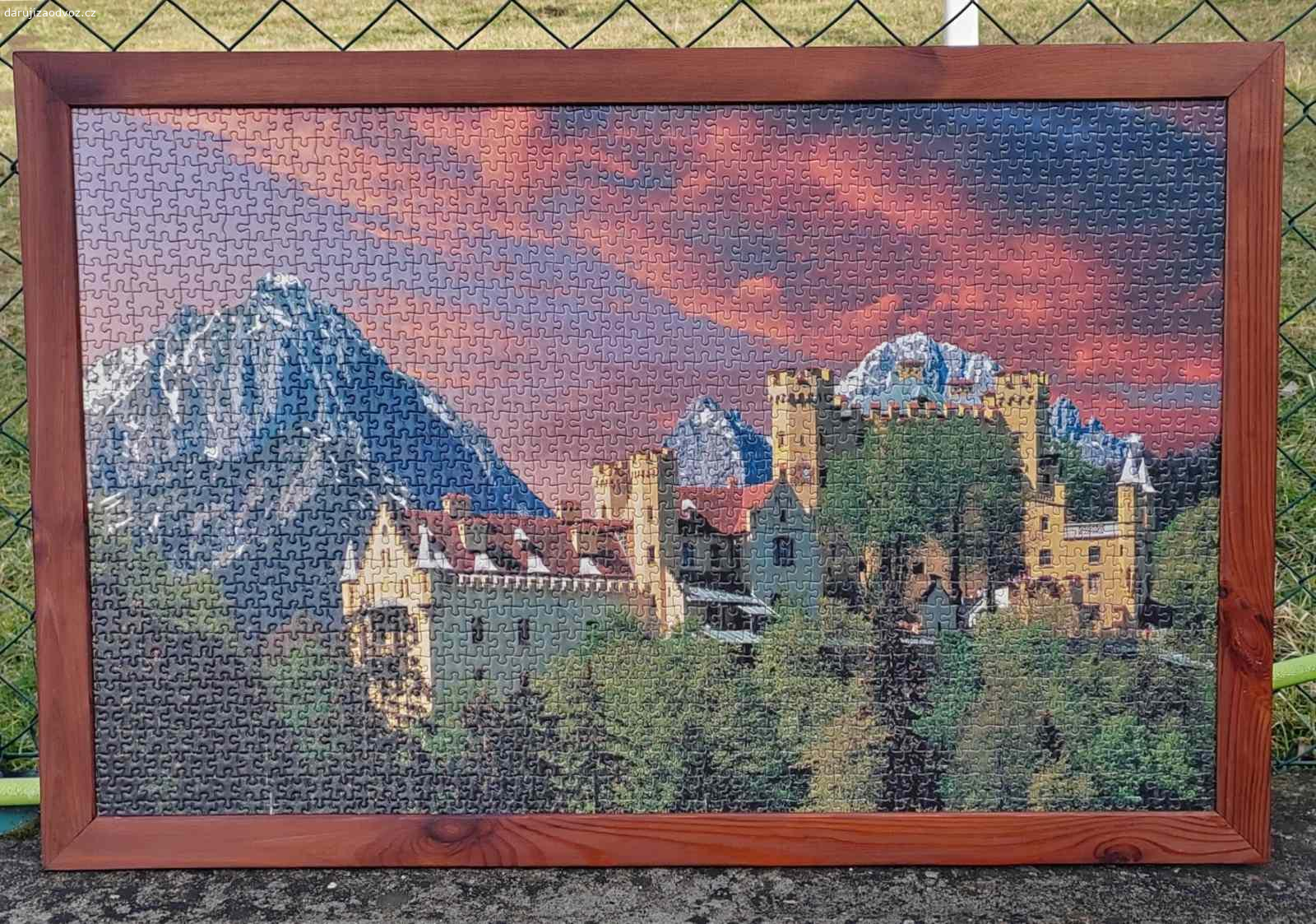 Puzzle nalepené v rámu. Daruji za odvoz, aby to udělalo radost:) Složené puzzle 1500 dílků. Bavorský zámek Hohenschwangau. Celkový rozměr 91x60cm. Podklad sololit. Rám dřevěný tmavě mořený s háčky na pověšení.