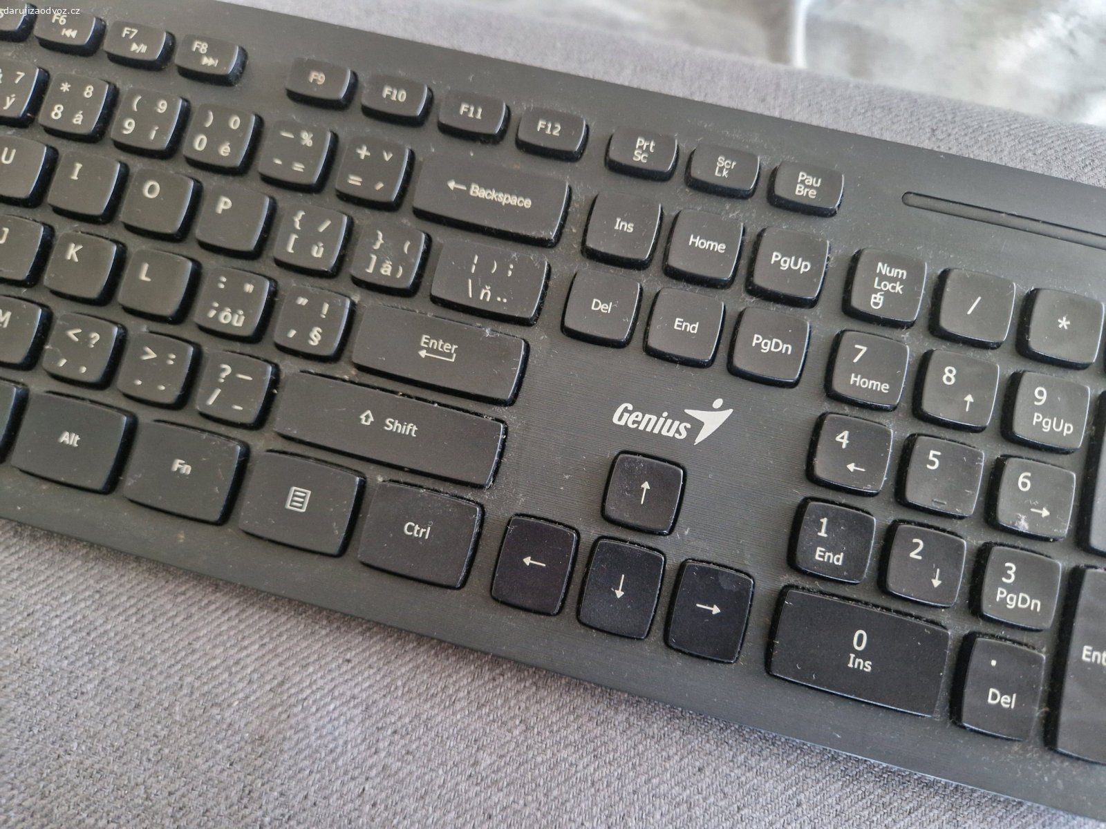 Qwerty klavesnice Genius. Daruji bluetooth klavesnici Genius, QWERTY, chybi USB