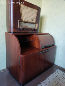 Radio OPERA 621A s gramofonem
