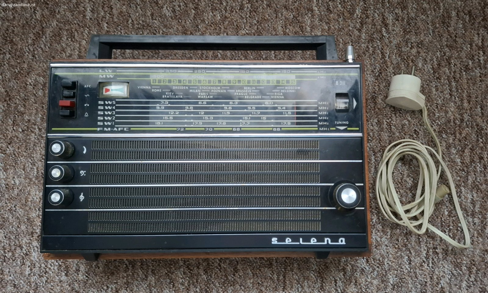 Rádio Selena. Zdá se funkční, ale na FM nejde nic naladit. Takže asi na opravu nebo jako dekorace.