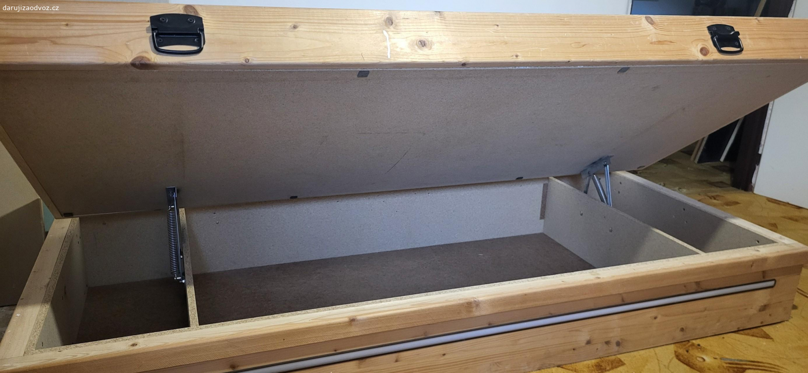 rám postele. Daruji rám postele s úložným prostorem, vnější rozměry 205x88 cm, pro matraci 107 x 80 cm. Bez matrace.