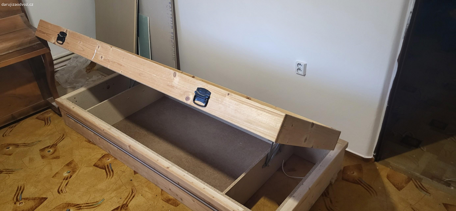 rám postele. Daruji rám postele s úložným prostorem, vnější rozměry 205x88 cm, pro matraci 107 x 80 cm. Bez matrace.