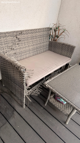 pohovka a stolek s zidlem na terasu