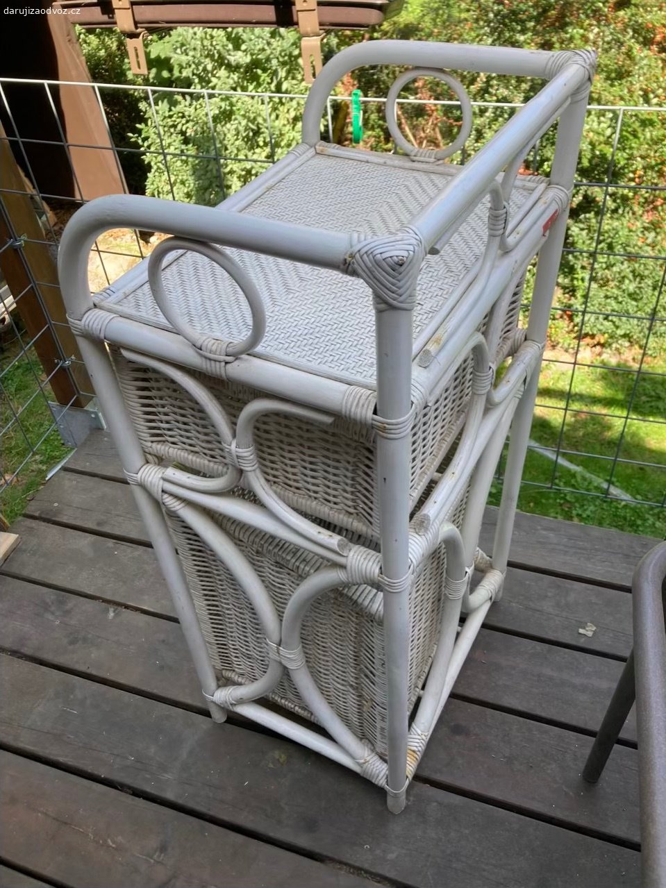 Ratanová skříňka. K renovacii. V94, š45, h35.