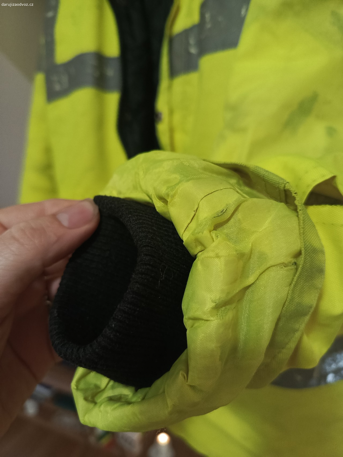 Reflexní bunda L/XL. Reflexní bundu Dunlop velikost L.Řekla bych něco mezi L/XL.Nošená,jsou na ní fleky. Vypraná,fleky nejdou vyprat. Teď při focení jsem si všimla rozpáraného rukávu,viz foto. Tak vhodné pro někoho komu to nebude vadit a nebo někdo šikovný zašije a unosí dále.