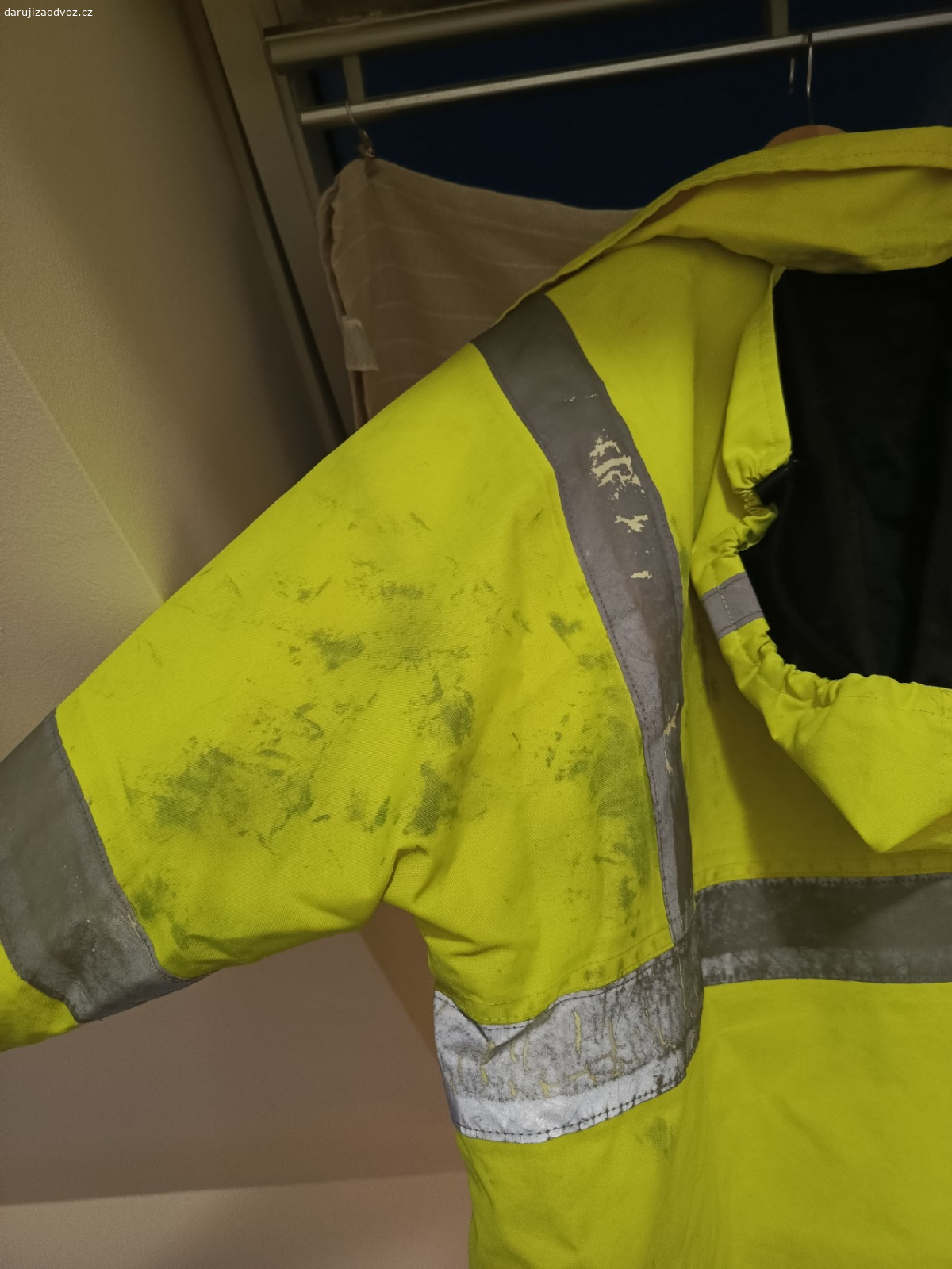 Reflexní bunda L/XL. Reflexní bundu Dunlop velikost L.Řekla bych něco mezi L/XL.Nošená,jsou na ní fleky. Vypraná,fleky nejdou vyprat. Teď při focení jsem si všimla rozpáraného rukávu,viz foto. Tak vhodné pro někoho komu to nebude vadit a nebo někdo šikovný zašije a unosí dále.