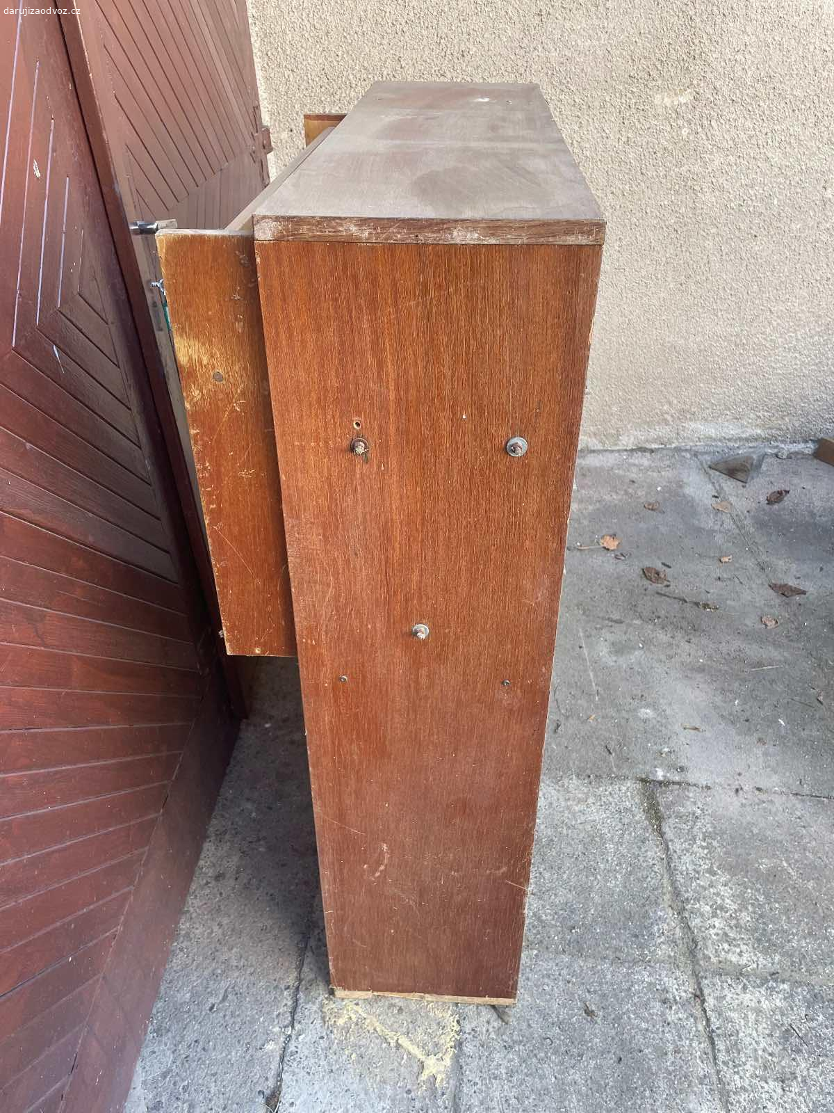 Regál s šuplíkama - ZA ODVOZ! 124 x 40 x 106 cm. Daruji ZA ODVOZ nevyužitý regál / policový díl s šuplíkama. Sloužil na zahradě na nářadí. Rozměry: výška 124 cm, hloubka 40 cm a šířka 106 cm. Vhodný na zahradu nebo do garáže. K vyzvednutí po předchozí domluvě u Zbečna na Rakovnicku (50 min od Prahy). NUTNÝ vlastní odvoz a odnos! Daruji další věci za ODVOZ viz. inzeráty!