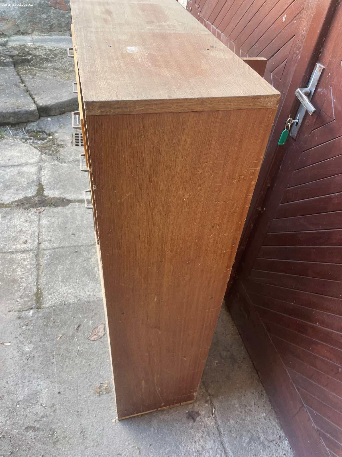 Regál s šuplíkama - ZA ODVOZ! 124 x 40 x 106 cm. Daruji ZA ODVOZ nevyužitý regál / policový díl s šuplíkama. Sloužil na zahradě na nářadí. Rozměry: výška 124 cm, hloubka 40 cm a šířka 106 cm. Vhodný na zahradu nebo do garáže. K vyzvednutí po předchozí domluvě u Zbečna na Rakovnicku (50 min od Prahy). NUTNÝ vlastní odvoz a odnos! Daruji další věci za ODVOZ viz. inzeráty!
