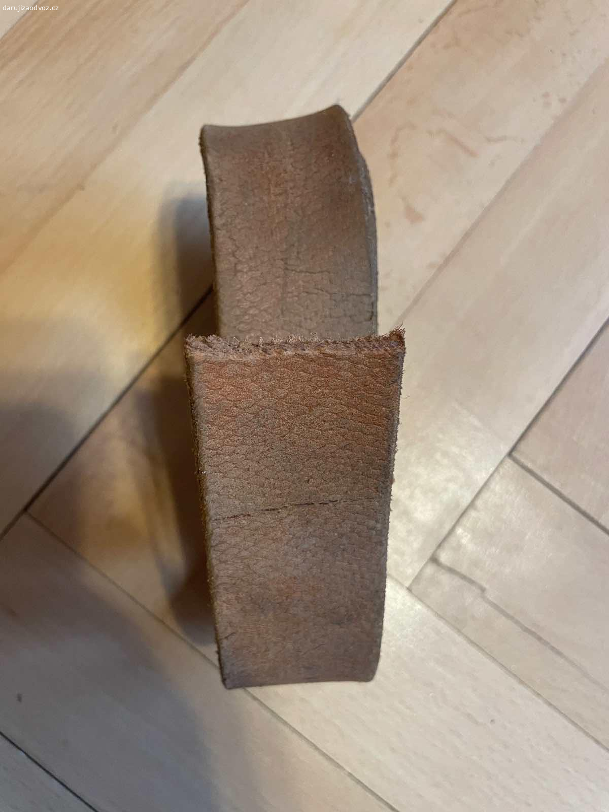 Kožený řemen - šířka 4 cm. Daruji kožený řemen - šířka 4 cm. Pravděpodobně zbytek z pásku od kalhot. K vyzvednutí po předchozí domluvě v Praze nebo středočeský kraj - Beroun, Kladno, Rakovník, Nižbor, Zbečno. Lze zaslat i Zásilkovnou při platbě předem. Daruji další věci za ODVOZ viz. inzeráty!