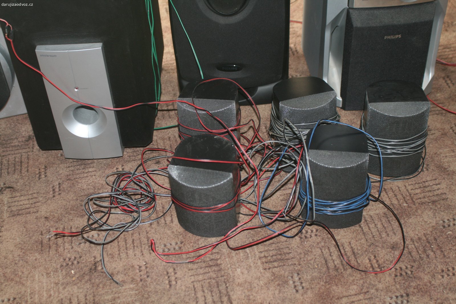 Repráky. Ze zrušených hifi věží a domácího kina jen mi to tady překáží. Pouze osobní odběr v obci Hořiněves u Hradce Králové. Něco nabídněte  ideálně všechny repráky  komplet. Peníze nechci těch mám dost a přece je nevyhodím!