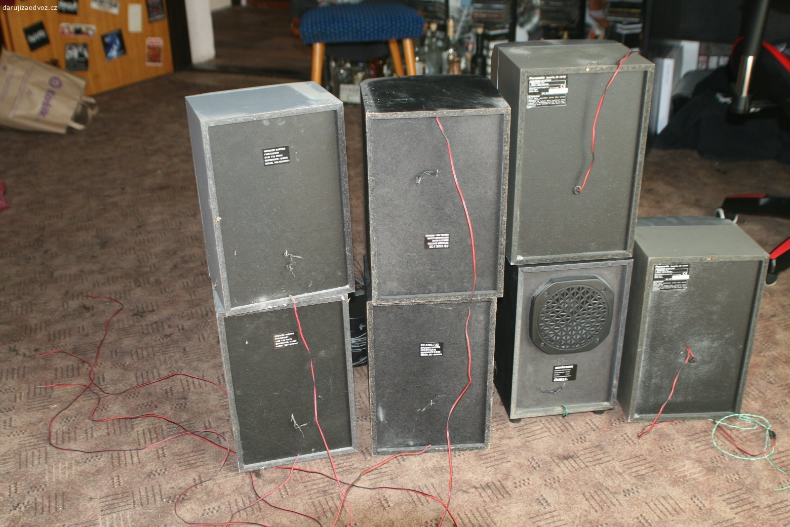 Repráky. Ze zrušených hifi věží a domácího kina jen mi to tady překáží. Pouze osobní odběr v obci Hořiněves u Hradce Králové. Něco nabídněte  ideálně všechny repráky  komplet. Peníze nechci těch mám dost a přece je nevyhodím!