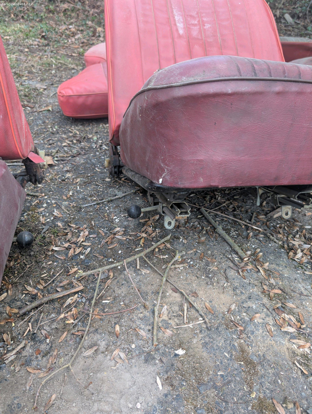 Retro autosedačky. Darujeme za odvoz kompletní sadu starých autosedaček – pravděpodobně z veterána (přední sedačky, zadní lavice + další části interiéru).
Stav: konstrukce a mechaniky vypadají zachovalé
vhodné spíše na renovaci, dekoraci nebo projekt
Barva: červená / červeno-šedá
Materiál: koženka / vinyl