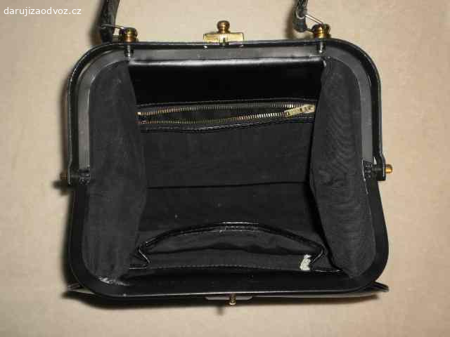 RETRO KABELKA. Ve velmi zachovalém stavu.
Výška: 17,5 cm, šířka: 21 cm