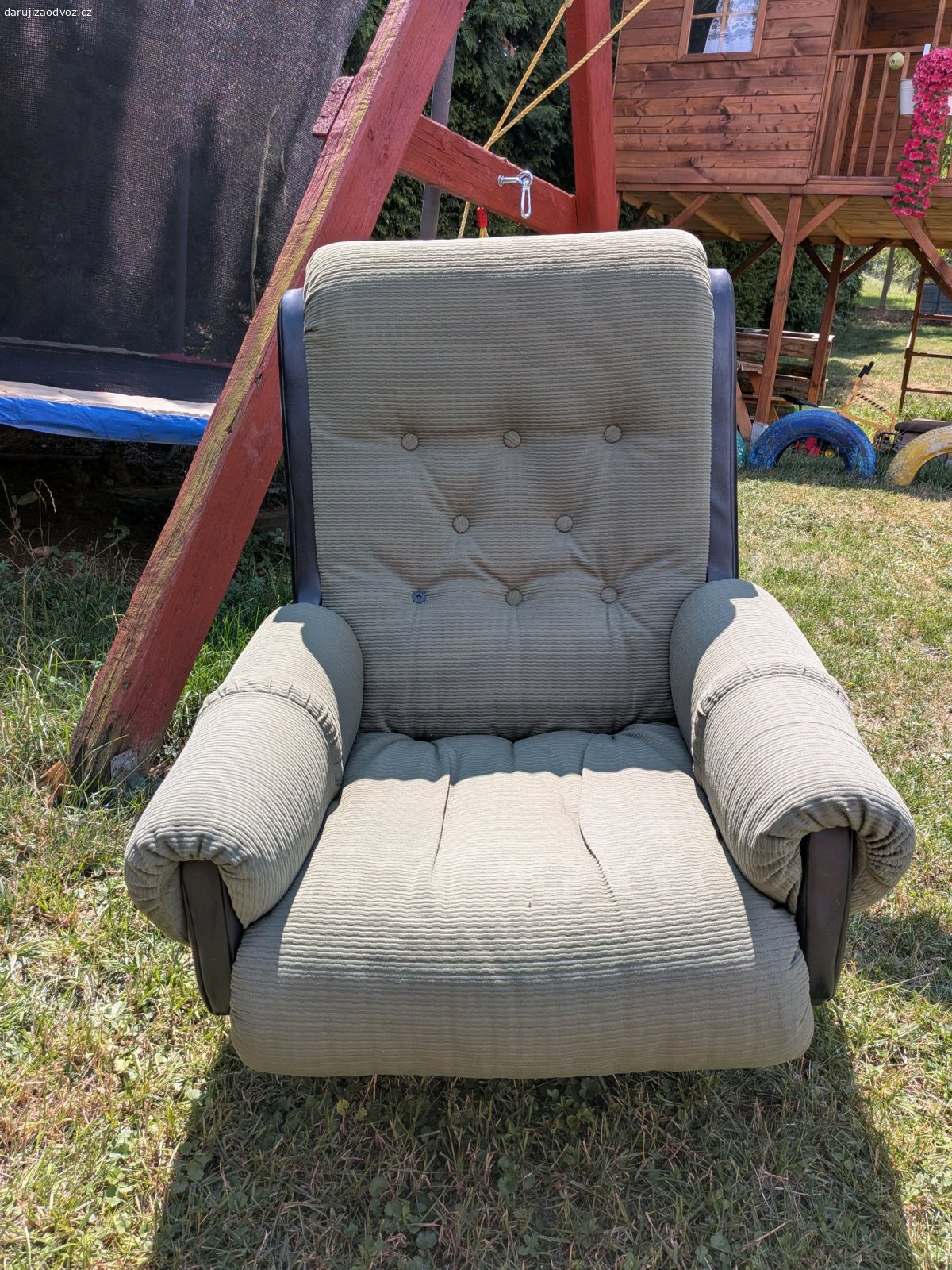 Retro křeslo. Daruji retro křeslo, odvoz možný ihned.