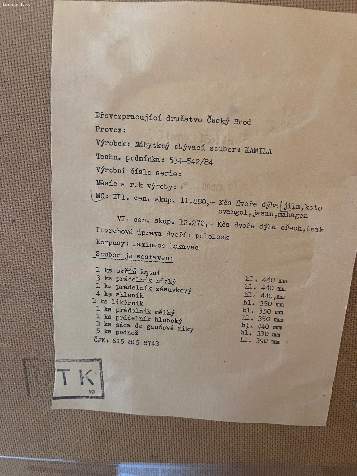 Retro obývací stěna Kamila. Daruji za odvoz retro obývací stěnu Kamila. Jednotlivé dílce jdou libovolně sestavit. Šuplíky mají pojezd. Stěna je již rozebraná na jednotlivé skřínky a připravena k odvozu. Celková délka 450cm, výška 250cm, hloubka 40cm.