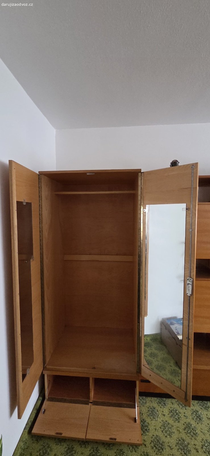 Retro obývací stěna. Nabízíme zachovalou retro lakovanou obývákovou stěnu. Vše zachovalé, babička měla na dně zásuvek voskový papír, aby se skříňky neponičily. Nábytek je možné vidět po domluvě o víkendu v Bechyni.

Velikost skříní
šatní skříň (úplně vlevo)
výška: 199,5 cm
šířka: 80 cm
hloubka: 60,5 cm

prádelníková skříň (druhá zleva)
výška: 199,5 cm
šířka: 80 cm
hloubka: 35 cm (se spodním díkem 46 cm)

skříň s rozkládacím stolem (uprostřed)
výška: 199,5 cm
šířka: 80 cm
hloubka: 35 cm
+
rozkládací stůl:
výška: 76 cm
šířka: 80 cm
hloubka: 99 cm

skříň na nádobí s vitrínou (druhá zprava)
výška: 199,5 cm
šířka: 80 cm
hloubka: 35 cm

vitrínová skříň (první zprava)
výška: 199,5 cm
šířka: 80 cm
hloubka: 32 cm (se spodním dílem 46 cm)