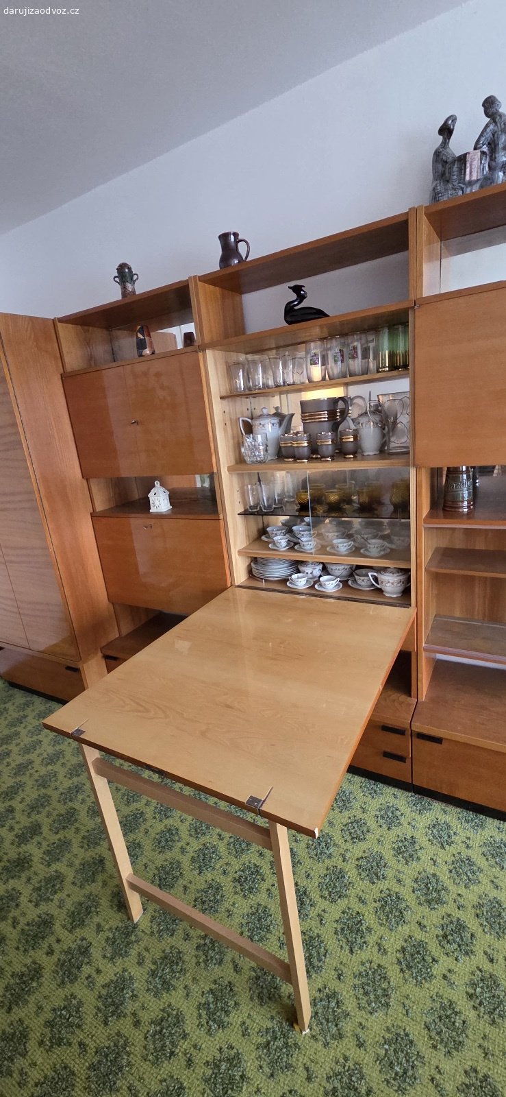 Retro obývací stěna. Nabízíme zachovalou retro lakovanou obývákovou stěnu. Vše zachovalé, babička měla na dně zásuvek voskový papír, aby se skříňky neponičily. Nábytek je možné vidět po domluvě o víkendu v Bechyni.

Velikost skříní
šatní skříň (úplně vlevo)
výška: 199,5 cm
šířka: 80 cm
hloubka: 60,5 cm

prádelníková skříň (druhá zleva)
výška: 199,5 cm
šířka: 80 cm
hloubka: 35 cm (se spodním díkem 46 cm)

skříň s rozkládacím stolem (uprostřed)
výška: 199,5 cm
šířka: 80 cm
hloubka: 35 cm
+
rozkládací stůl:
výška: 76 cm
šířka: 80 cm
hloubka: 99 cm

skříň na nádobí s vitrínou (druhá zprava)
výška: 199,5 cm
šířka: 80 cm
hloubka: 35 cm

vitrínová skříň (první zprava)
výška: 199,5 cm
šířka: 80 cm
hloubka: 32 cm (se spodním dílem 46 cm)