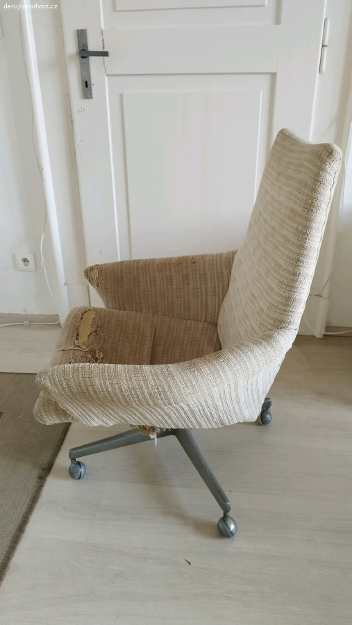 Retro otočné křeslo na kolečkách