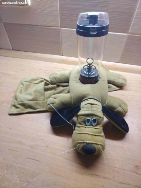 Retro pejsek na pohovku – držák na ovladače a pití