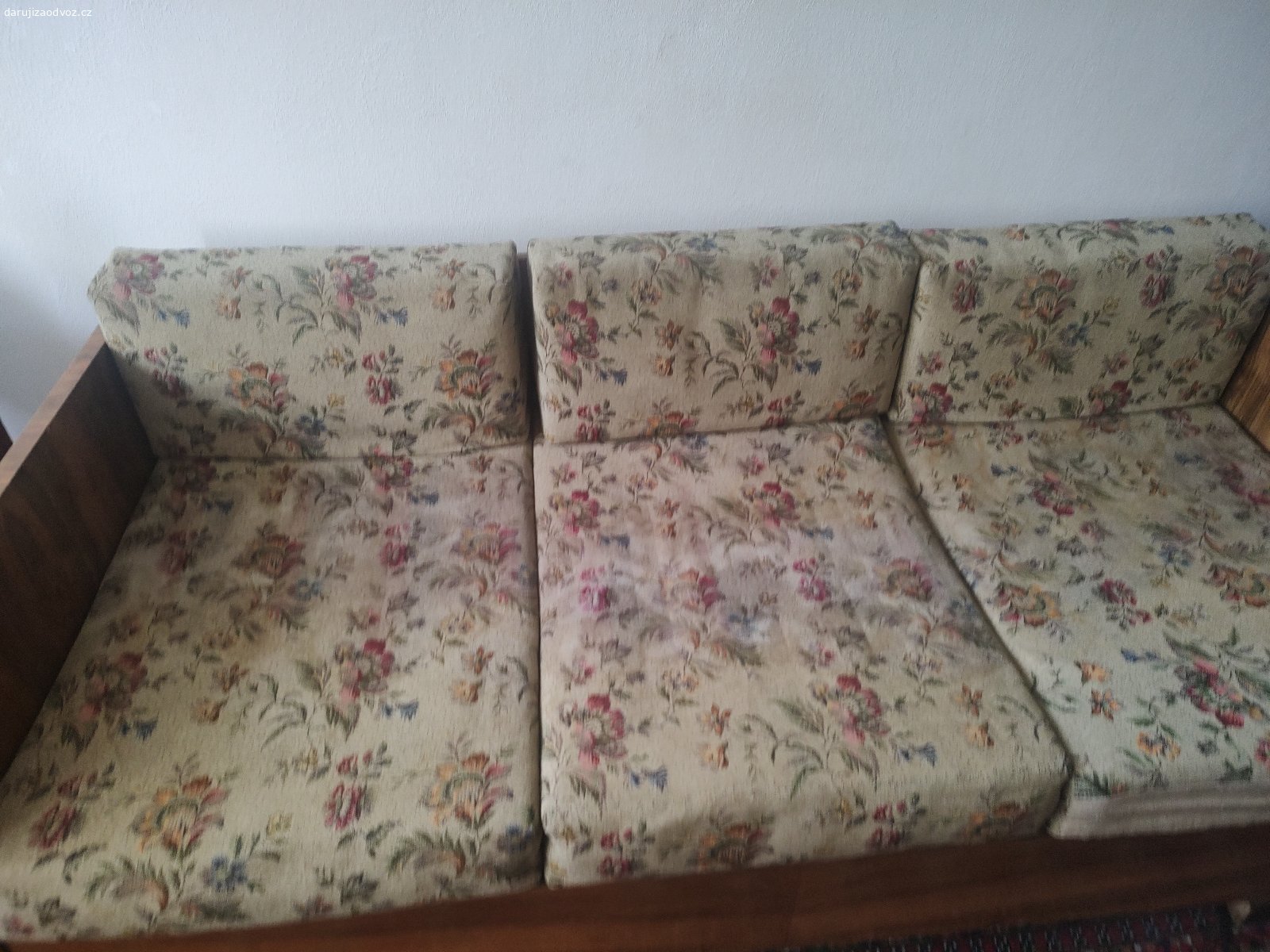 Retro pohovka - sedacka. Starozitna sedacka za odvoz