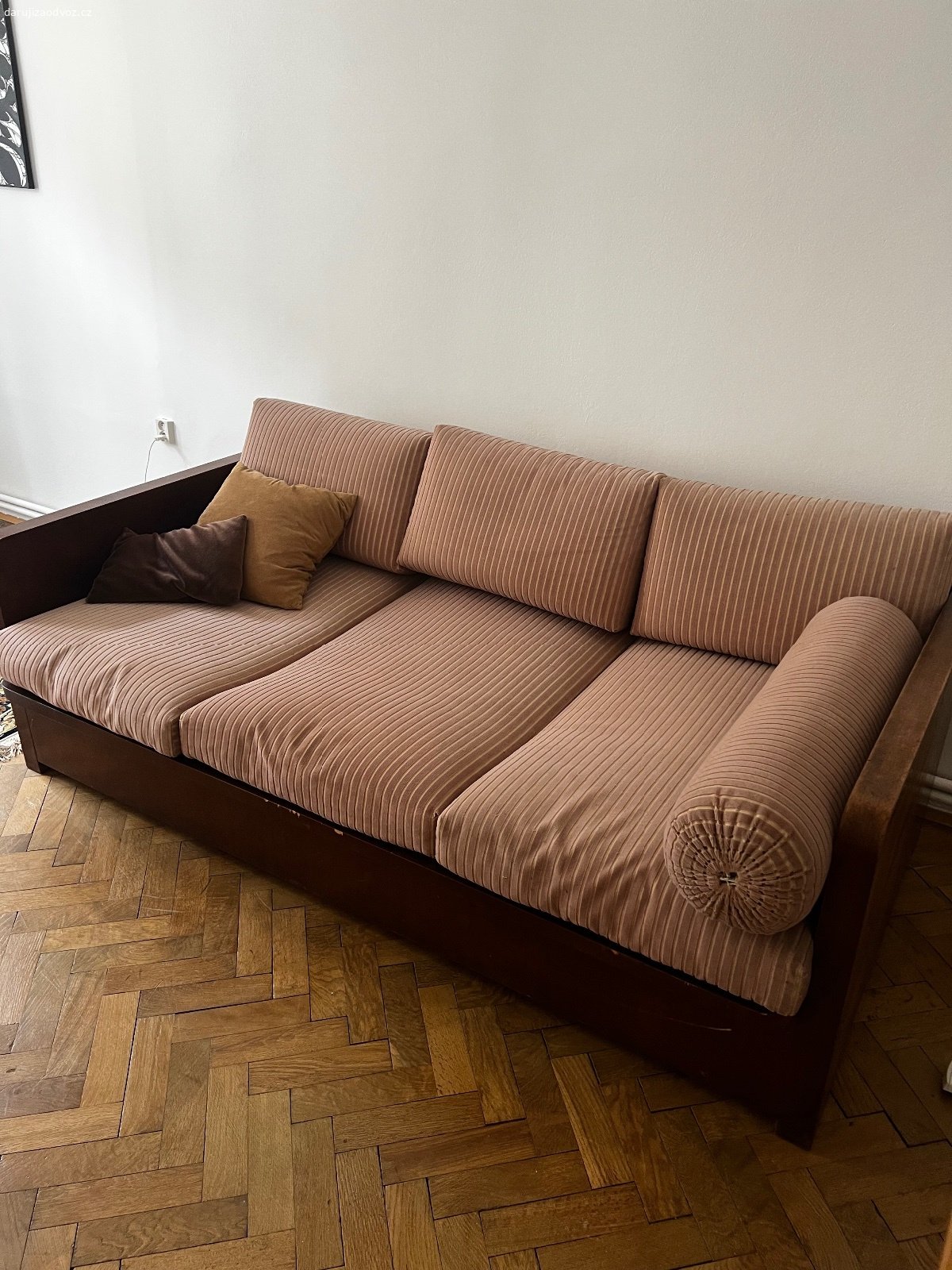 Retro pohovka. Nabízíme za odvoz pohovku s uloznym prostorem. 

Š: 207 
H: 110
V: 66