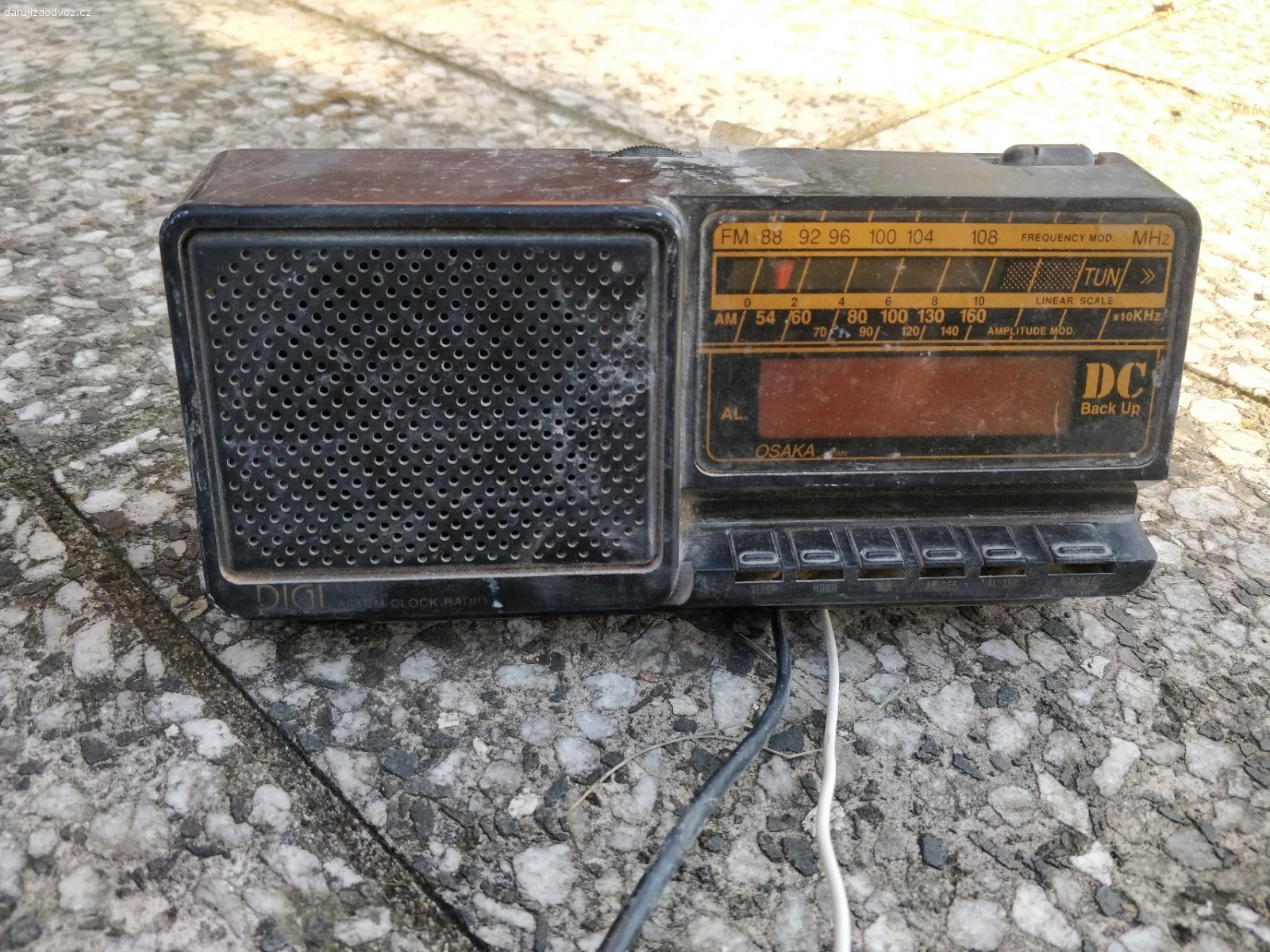 Retro rádio. Daruji staré rádio, nálezový (špatný) stav.