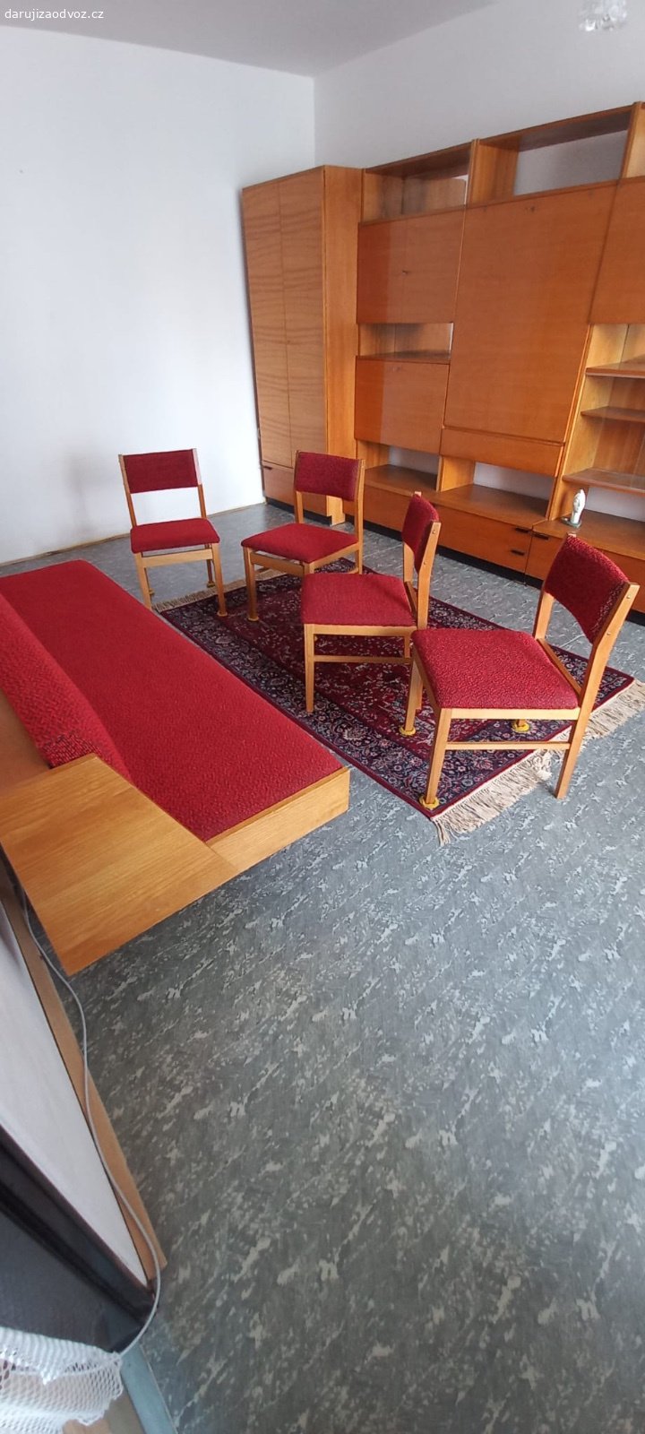 Retro sedací souprava s židlemi. Nabízíme retro sedací soupravu v zachovalém stavu. Nábytek je možné vidět po domluvě vždy o víkendu v Bechyni.

Rozkládací gauč
délka: 200 cm 
výška sedáku: 40
výška s opěrkou: 72 cm 
hloubka sedáku: 50 cm 
hloubka celkově: 77cm 
složený gauč: 77 cm 
rozložený gauč: 92 cm

Židle 
výška: 77 cm
šířka: 40 cm
hloubka sedáku: 45 cm
šířka sedáku: 43 cm (přesahuje dřevěnou konstrukci)