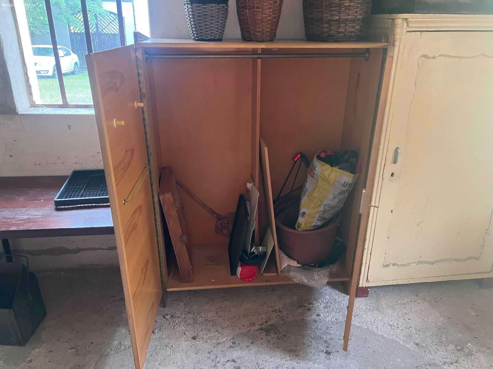 Retro skříň. Skrin už je opravdu retro, ale třeba někam do garáže ještě jako úložný prostor ještě poslouží. Otevírají se dveře, ale jde poměrně lehce řešit. 
Samozřejmě bez bordelu vevnitř :)