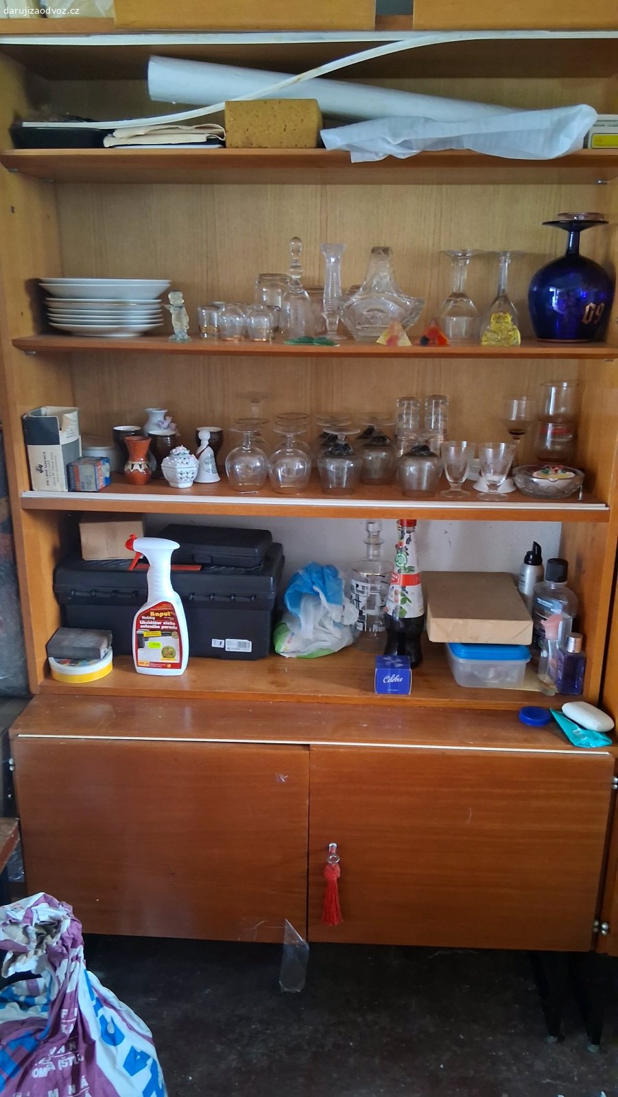 retro skříně. Vystěhování garáže a je mě líto Těch skříněk vyhodit, můžou se někomu ještě hodit jsou postavené na kovových nožkách je k tomu I stolek a peřinač, ten nemám vyfocen