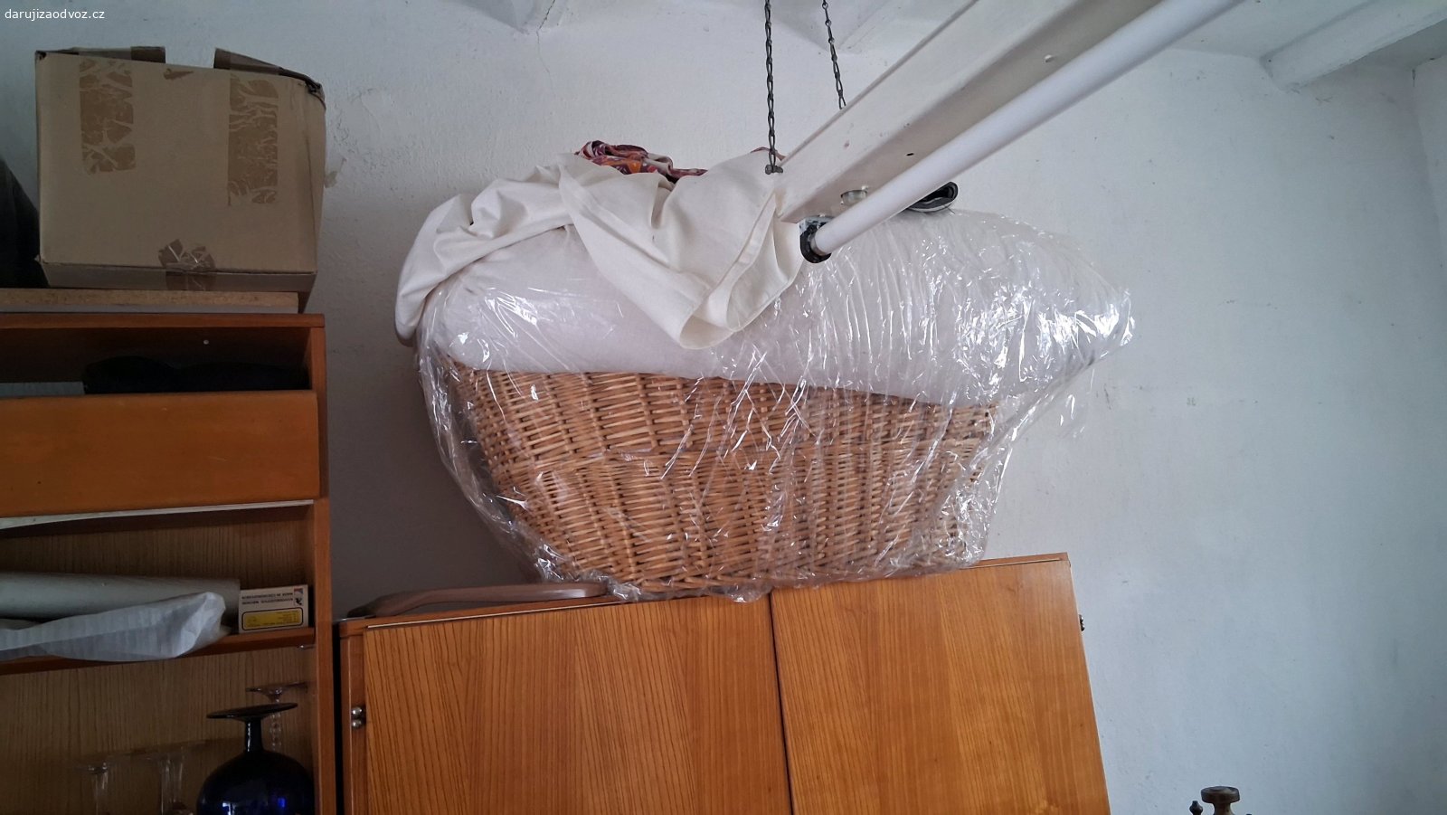retro skříně. Vystěhování garáže a je mě líto Těch skříněk vyhodit, můžou se někomu ještě hodit jsou postavené na kovových nožkách je k tomu I stolek a peřinač, ten nemám vyfocen